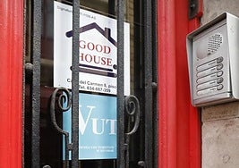 Una Vivienda de Uso Turístico (VUT) con su cartel en el que figura el número de registro.