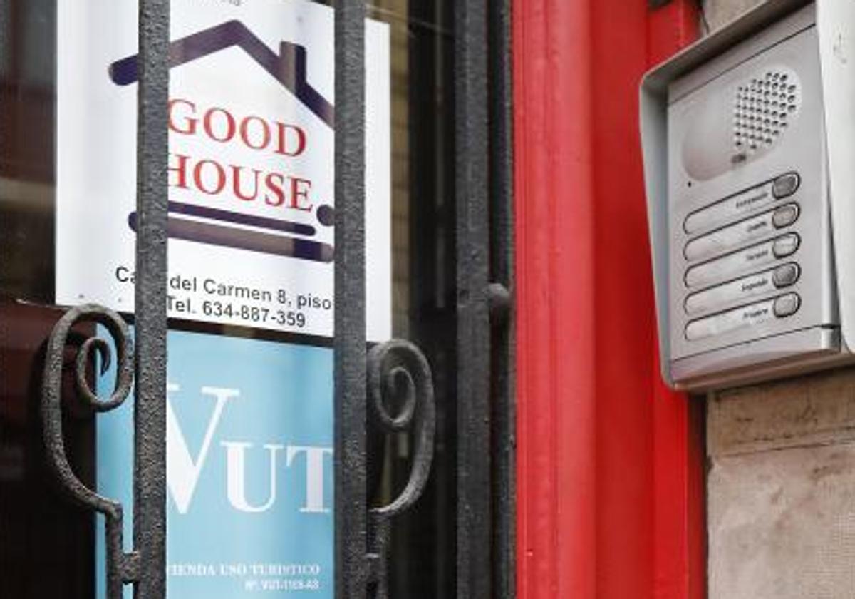 Una Vivienda de Uso Turístico (VUT) con su cartel en el que figura el número de registro.