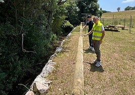 Iván Fernández y Jorge Suárez,junto al nuevo vallado.