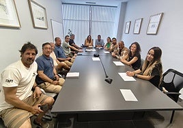 Representantes de las ocho escuelas de surf, ayer en el Ayuntamiento con el alcalde y la concejala de Interior.