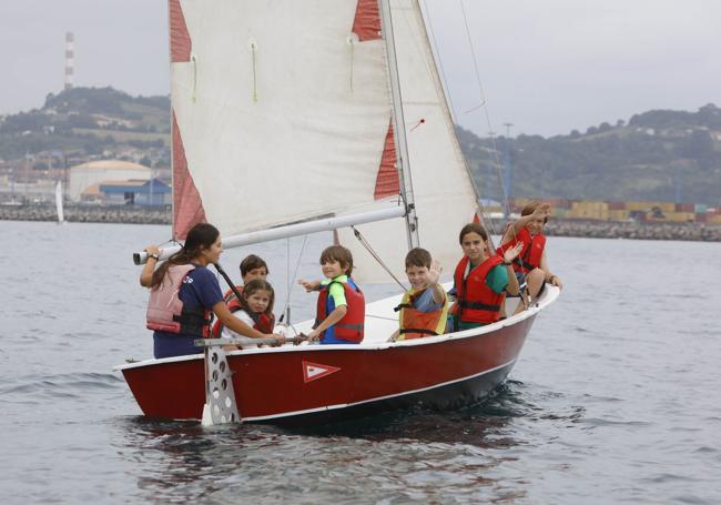 Un grupo de niños principiantes durante su clase en el barco colectivo.