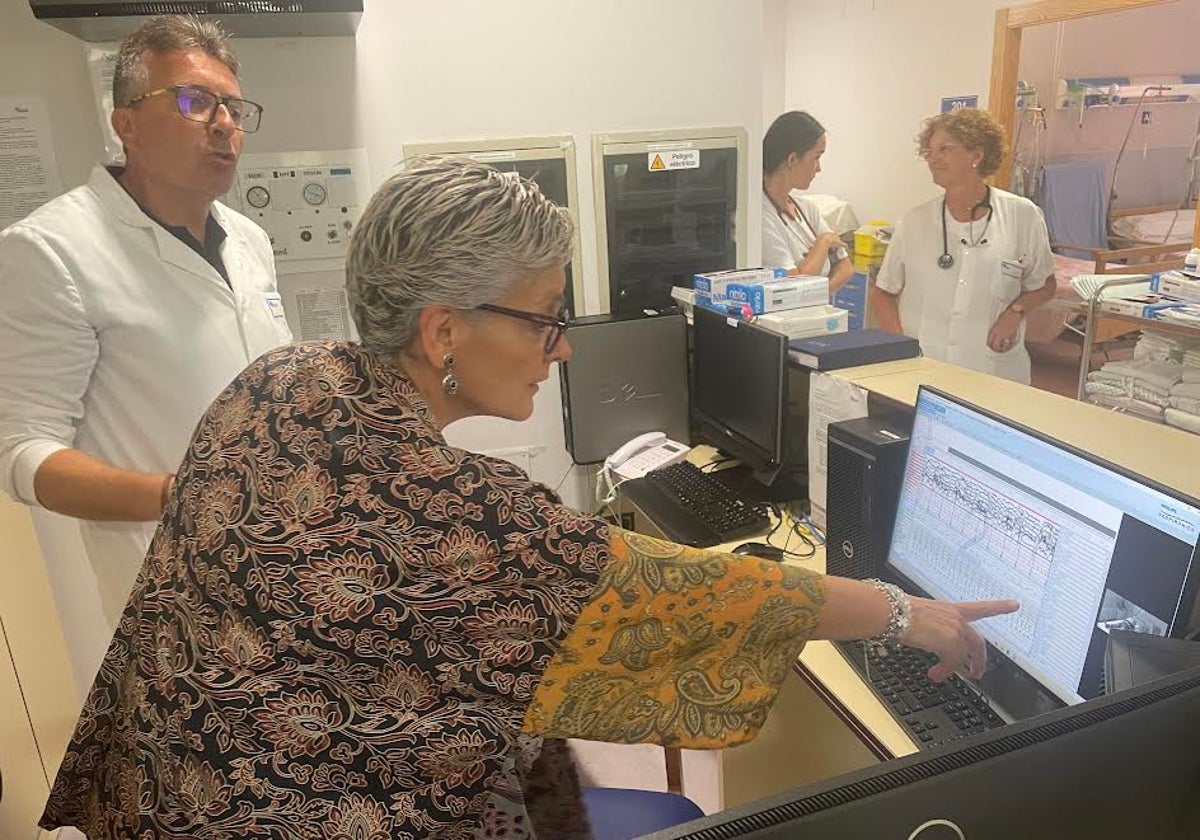 Sergio Vallés y Concepción Saavedra observando los datos de las pruebas de los primeros estudis del sueño en el Sanatorio Adaro