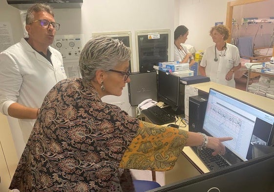 Sergio Vallés y Concepción Saavedra observando los datos de las pruebas de los primeros estudis del sueño en el Sanatorio Adaro
