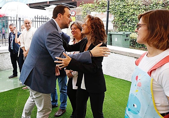 Adrián Barbón saluda a Eva ledo a su llegada a la escuelina El Castañéu de Parres esta mañana.