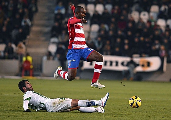 Edu Campabadal se lanza al suelo para cortar el avance de un jugador rival en un partido de Primera División con el Córdoba ante el Granada.