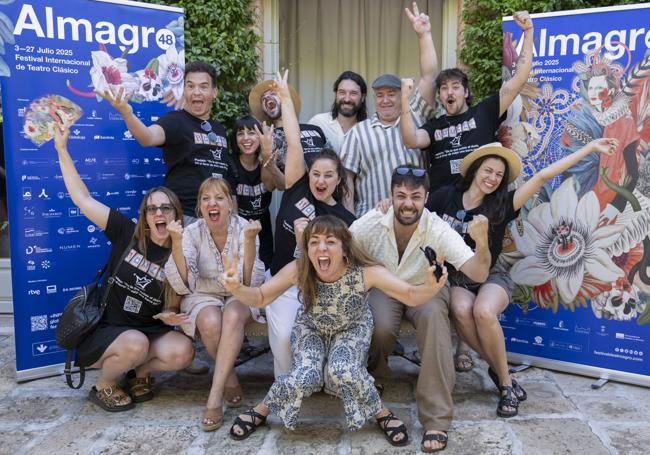 Miembros de la compañía celebran con amigos el éxito de su obra.