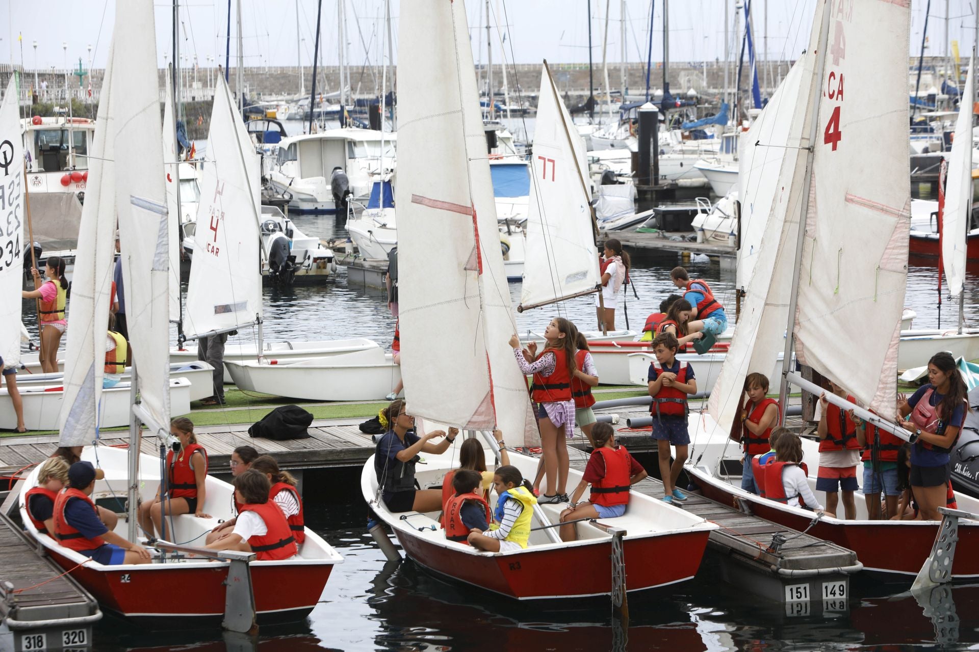Así se disfruta de la navegación en la Escuela de Vela del Club de Regatas de Gijón