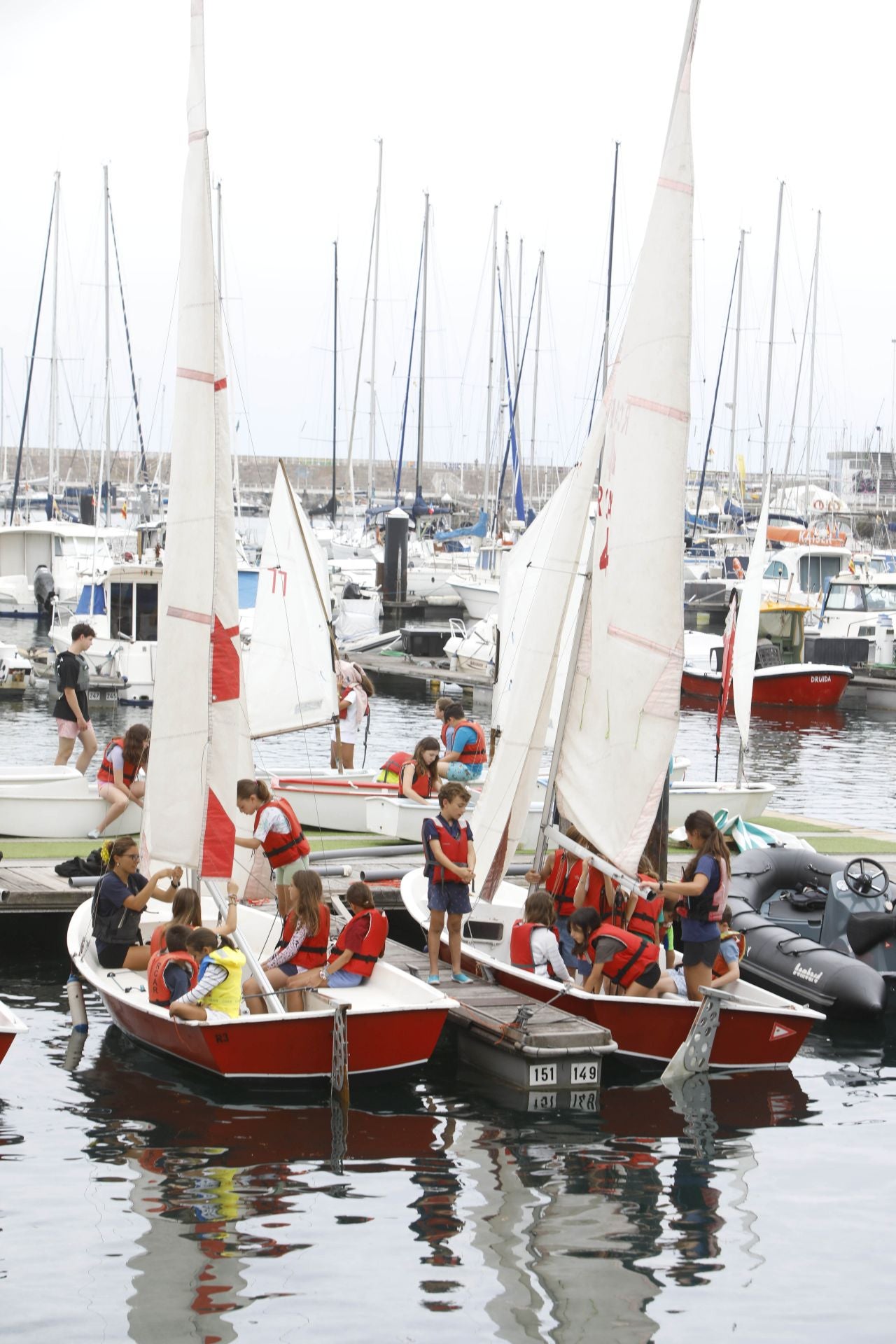Así se disfruta de la navegación en la Escuela de Vela del Club de Regatas de Gijón