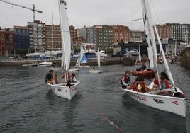 Así se disfruta de la navegación en la Escuela de Vela del Club de Regatas de Gijón