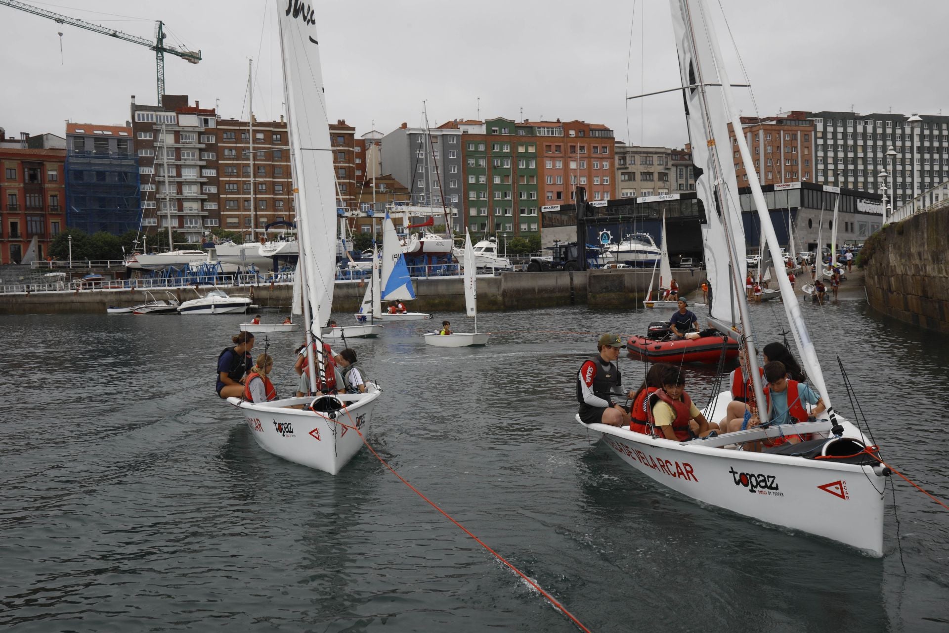 Así se disfruta de la navegación en la Escuela de Vela del Club de Regatas de Gijón