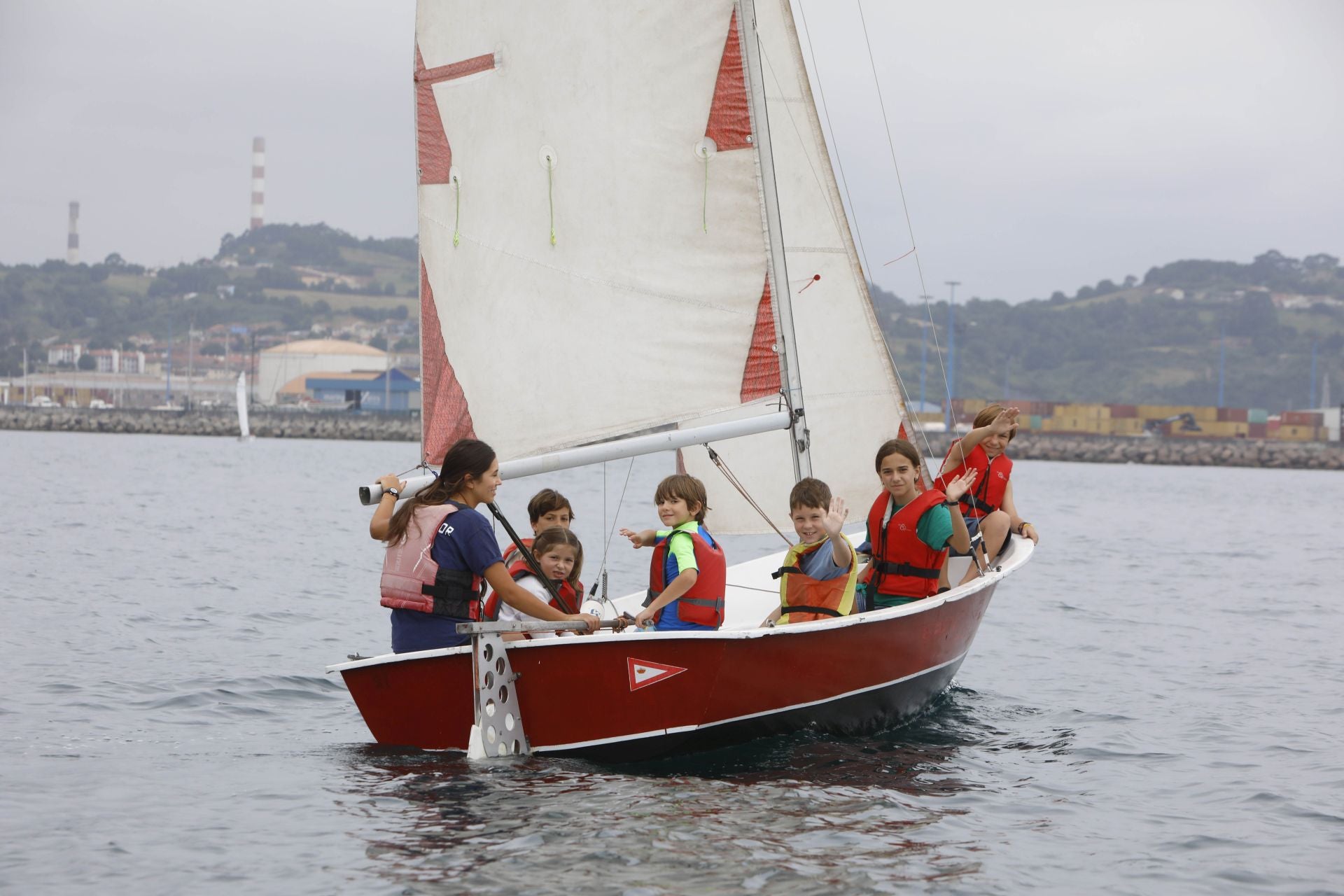 Así se disfruta de la navegación en la Escuela de Vela del Club de Regatas de Gijón