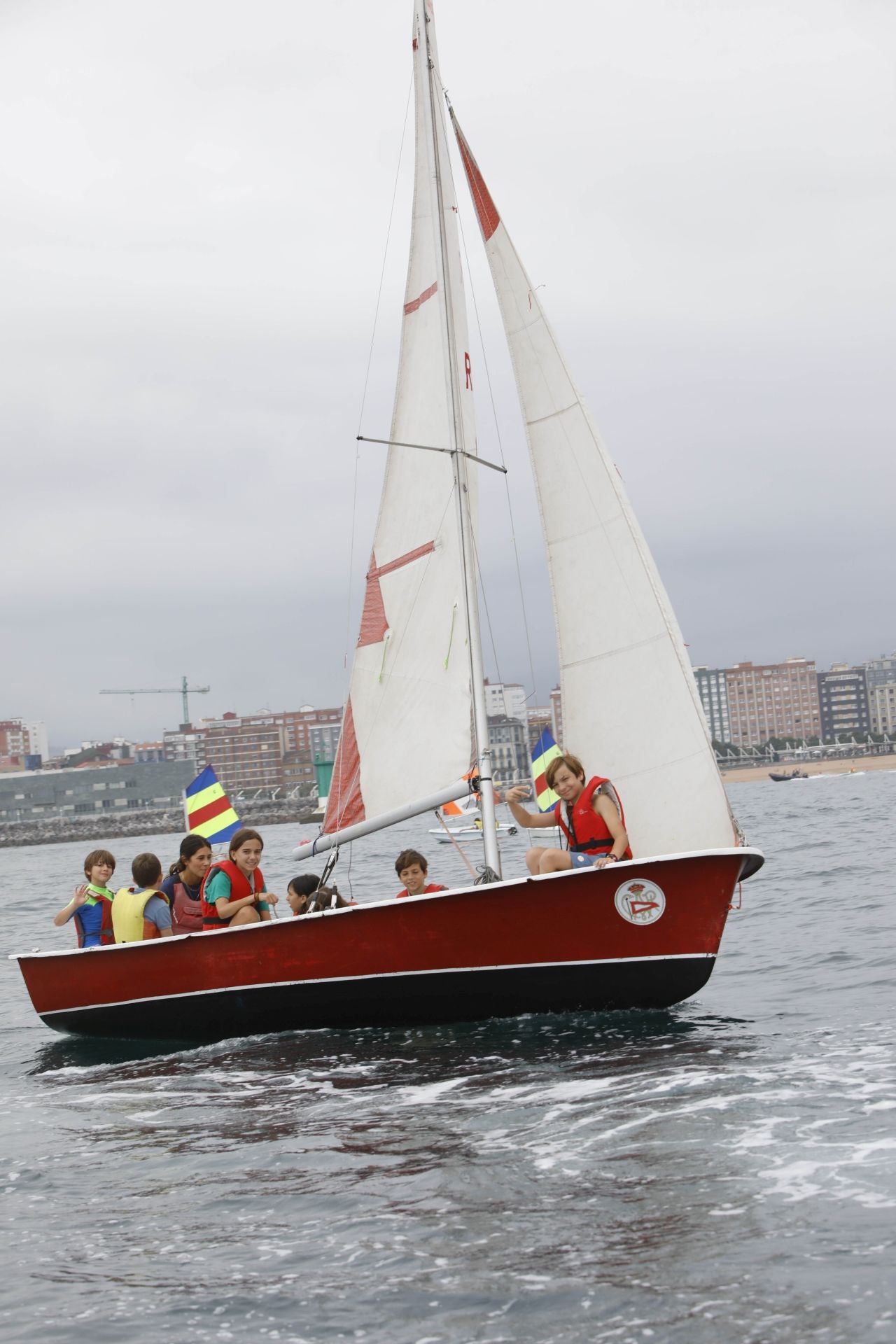 Así se disfruta de la navegación en la Escuela de Vela del Club de Regatas de Gijón