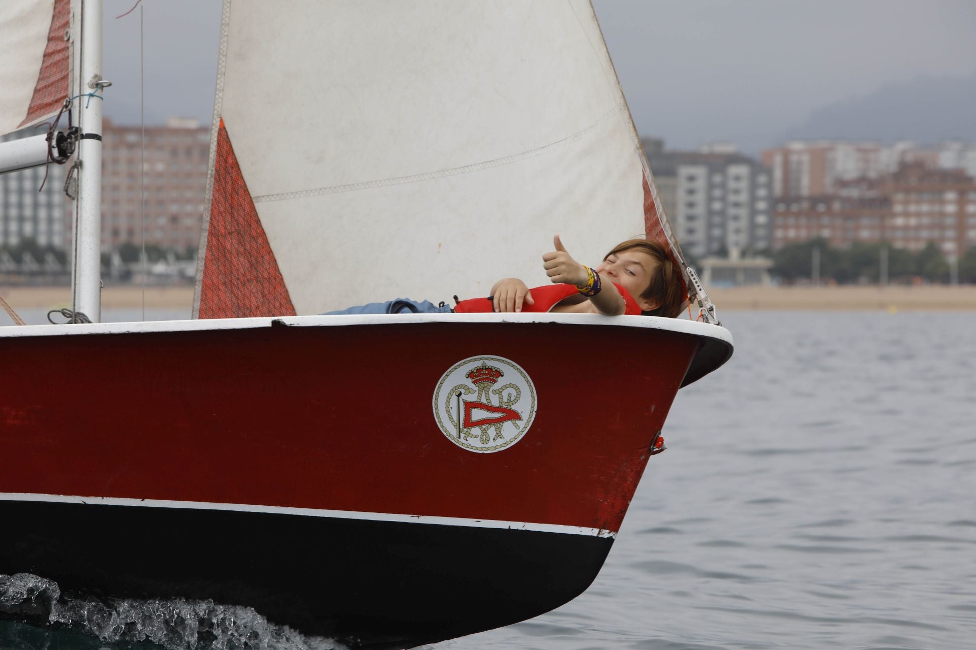 Así se disfruta de la navegación en la Escuela de Vela del Club de Regatas de Gijón