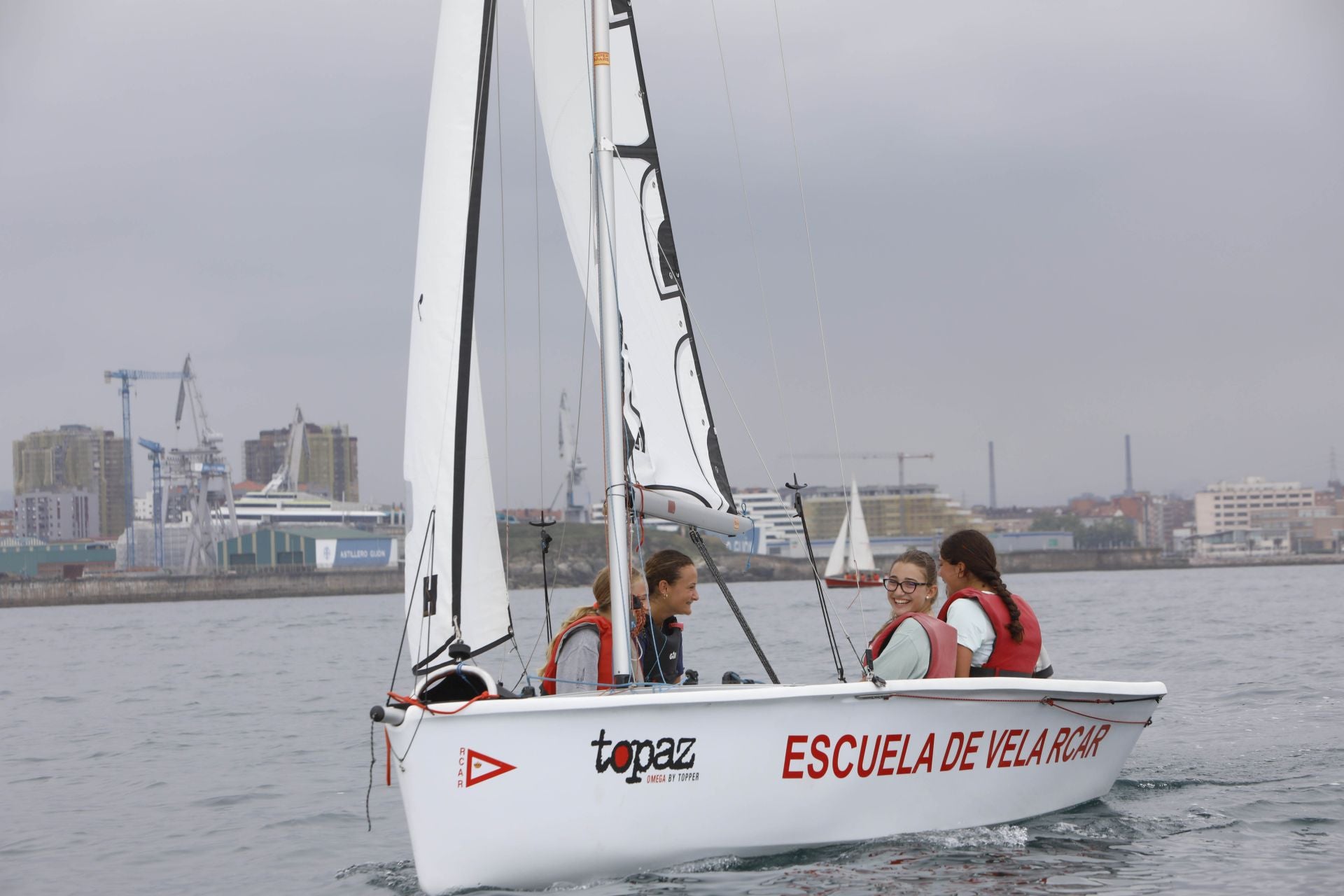 Así se disfruta de la navegación en la Escuela de Vela del Club de Regatas de Gijón