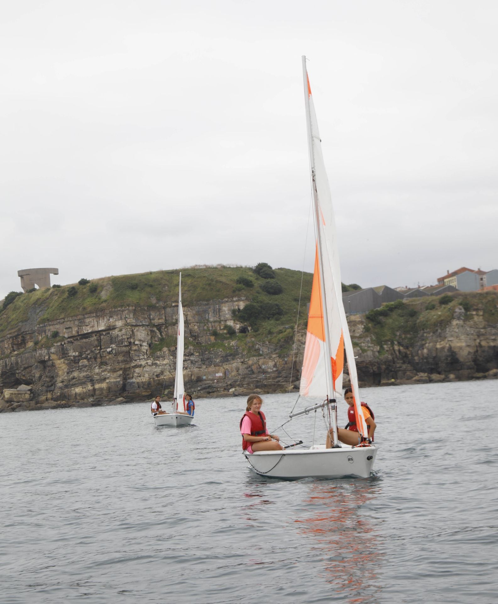 Así se disfruta de la navegación en la Escuela de Vela del Club de Regatas de Gijón