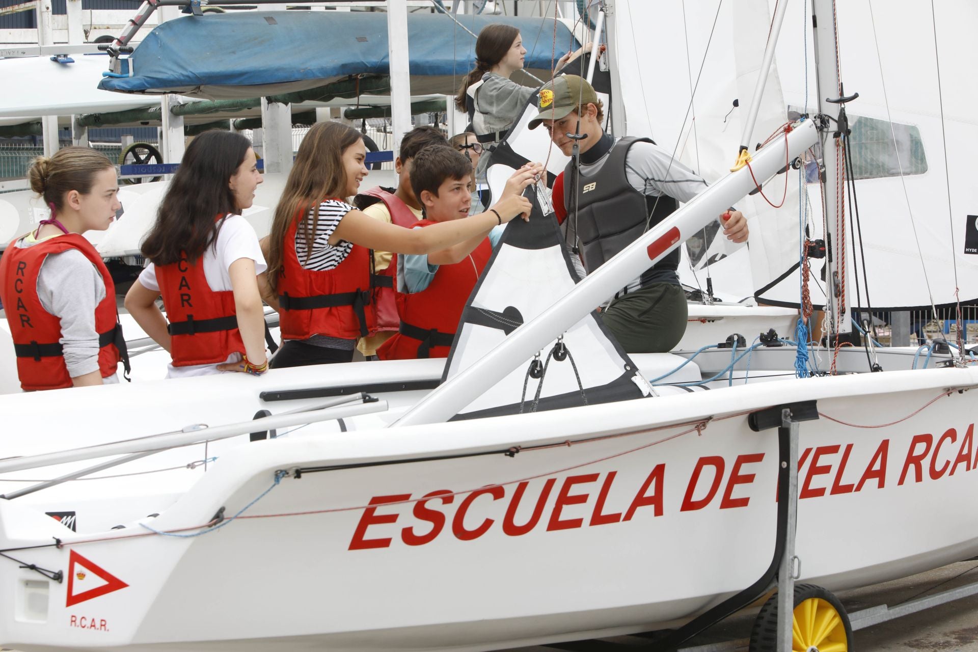 Así se disfruta de la navegación en la Escuela de Vela del Club de Regatas de Gijón