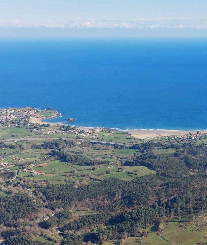 Imagen secundaria 2 - Hayedo de la Biescona, todo un tesoro de la sierra del Sueve/ Vistas a Picos de Europa desde lo alto de la sierra/ Playas de la Isla y la Espasa desde los altos del pico Babú. 