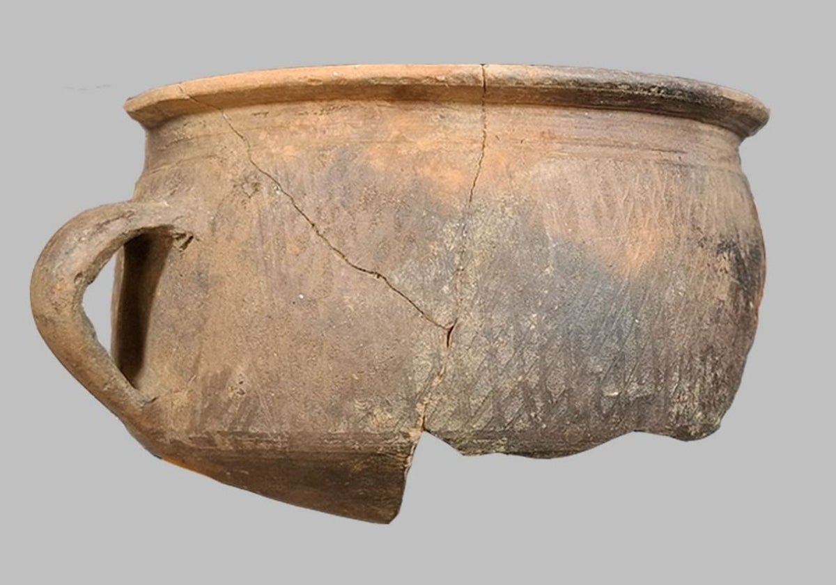 Olla cerámica, muy propia del territorio. Aunque tiene formas que imitan a las romanas, se trata de una producción local.
