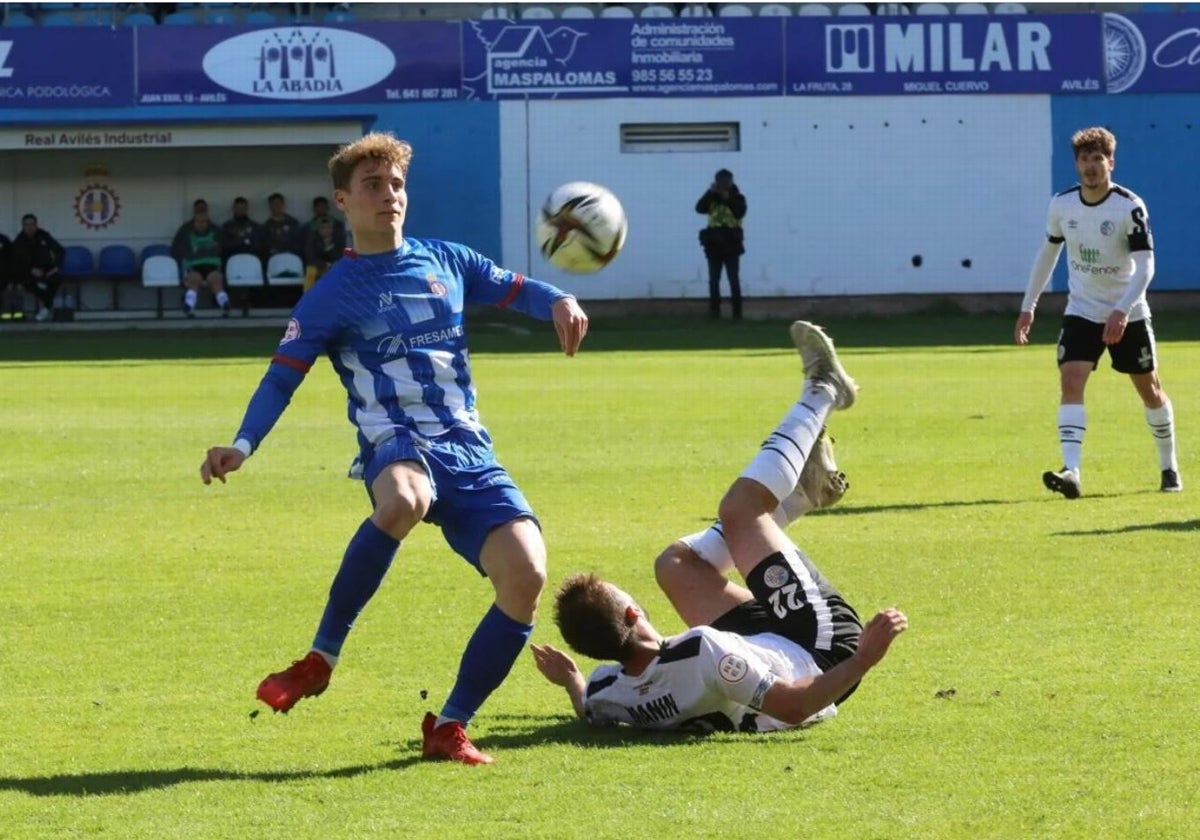 Ander Vidorreta, en su etapa en el Real Avilés en un partido ante el Salamanca UDS en el Suárez Puerta.