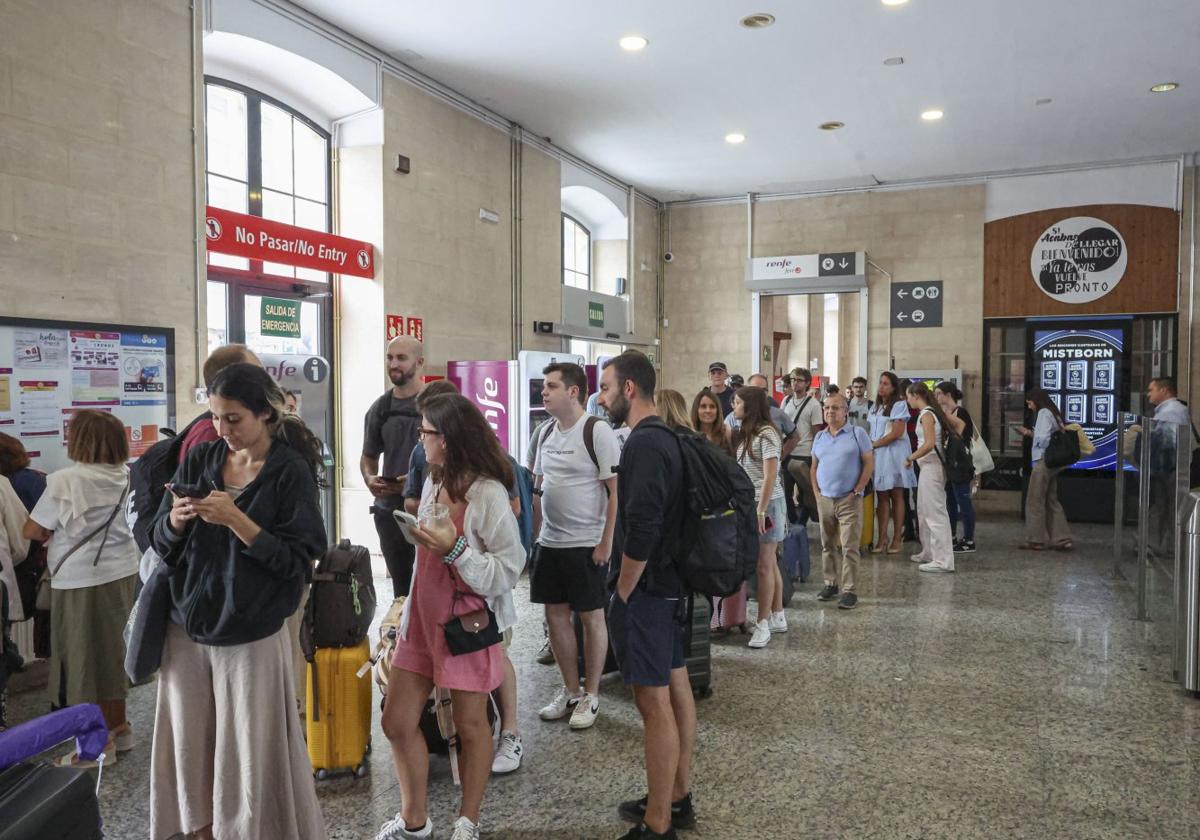 Viajeros antes de embarcar en el Alvia con destino a Madrid, el pasado viernes, en la estación de Avilés.