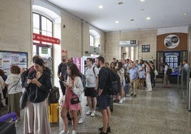 Viajeros antes de embarcar en el Alvia con destino a Madrid, el pasado viernes, en la estación de Avilés.