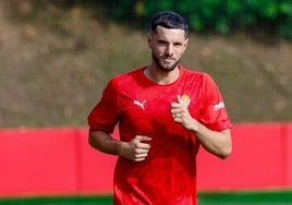 Justin Smith, ejercitándose este sábado en el Campo Número 1 de la Escuela de Mareo, en su primer día como sportinguista.