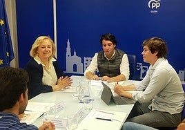 Reunión para debatir sobre Vivienda en la sede del PP de Gijón.