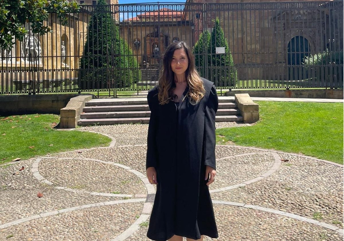 Imagen principal - Diferentes momento de Elisa Costales: el día que se colegió como abogada; en India; y recientemente, tras asumir la presidencia del Club Rotary de Oviedo.