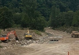 Los trabajos se centran en la zona por la que tradicionalmente las carrozas del Descenso acceden al prau de la fiesta