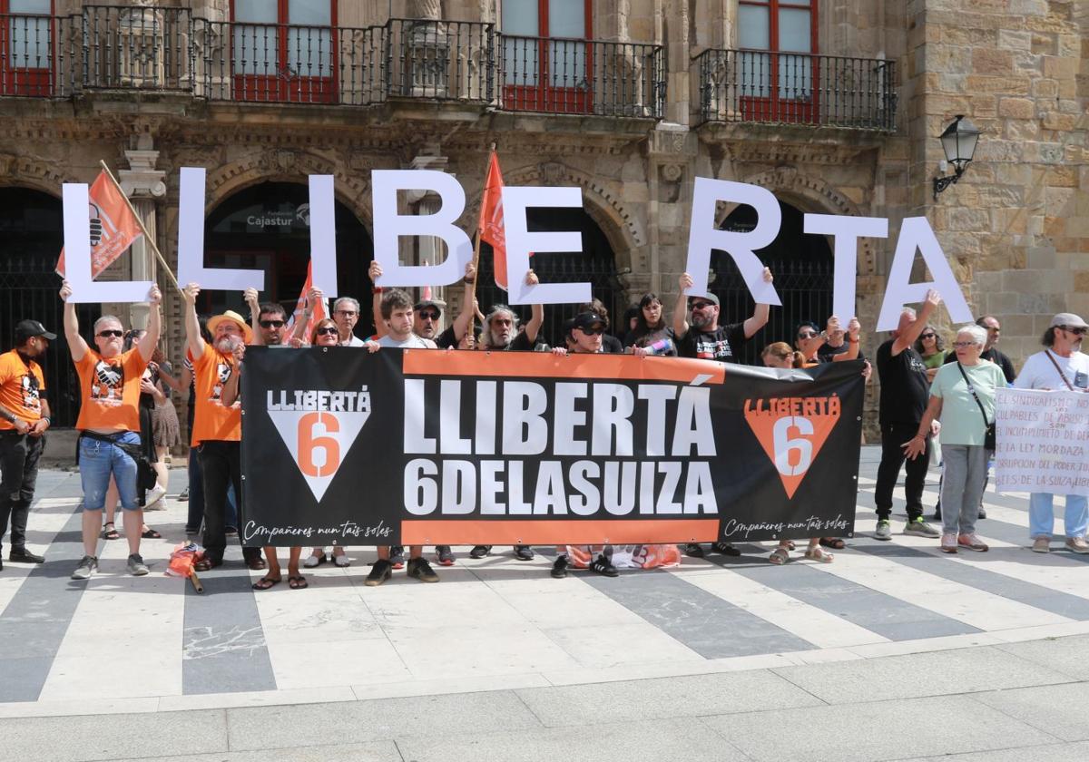 El grupo de apoyo Sofitu durante la concentración en la plaza del Marqués por 'las seis de La Suiza'