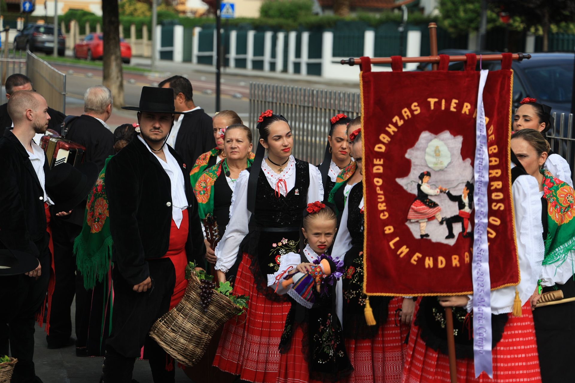 Danzas que entrelazan culturas en La Pola