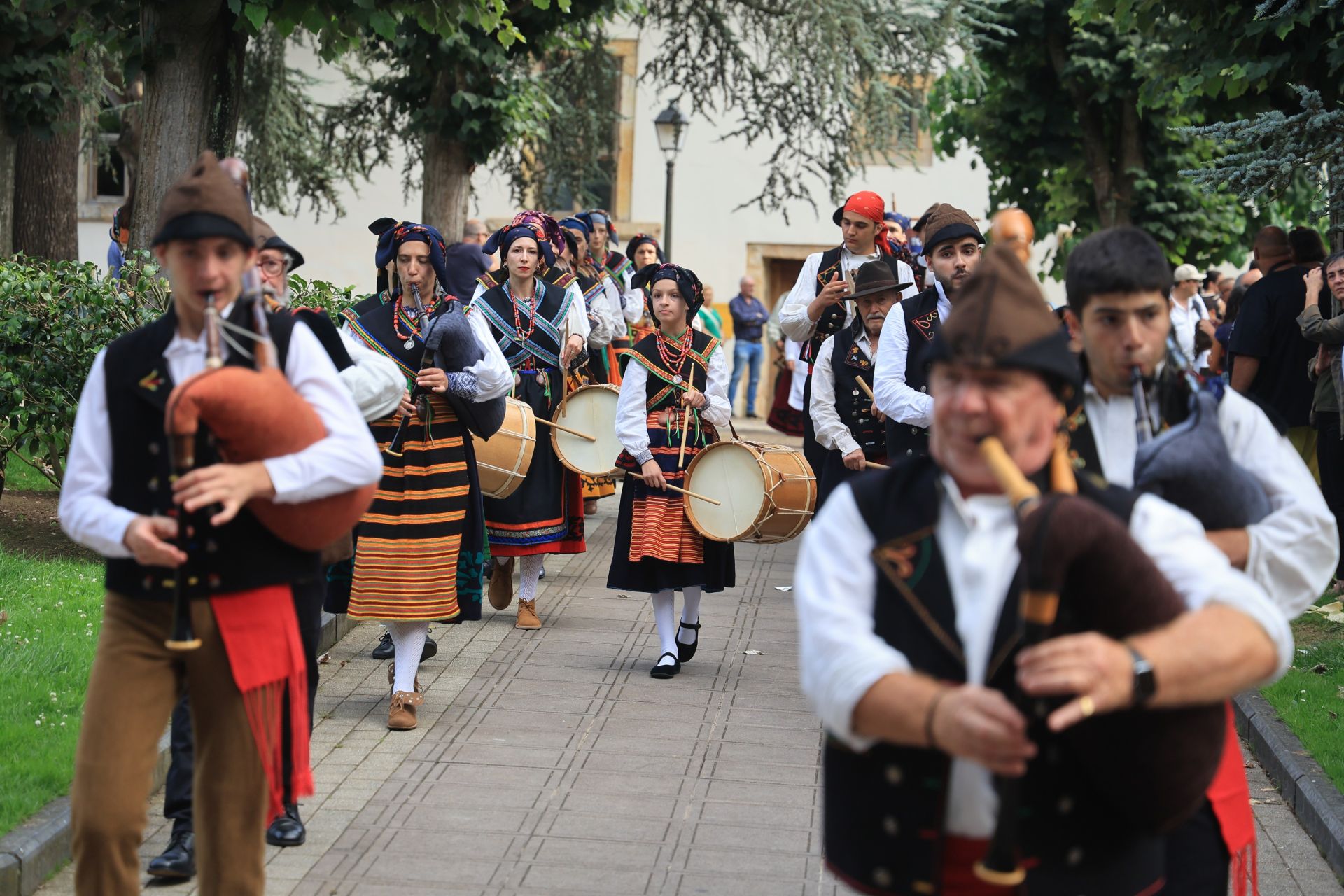 Danzas que entrelazan culturas en La Pola