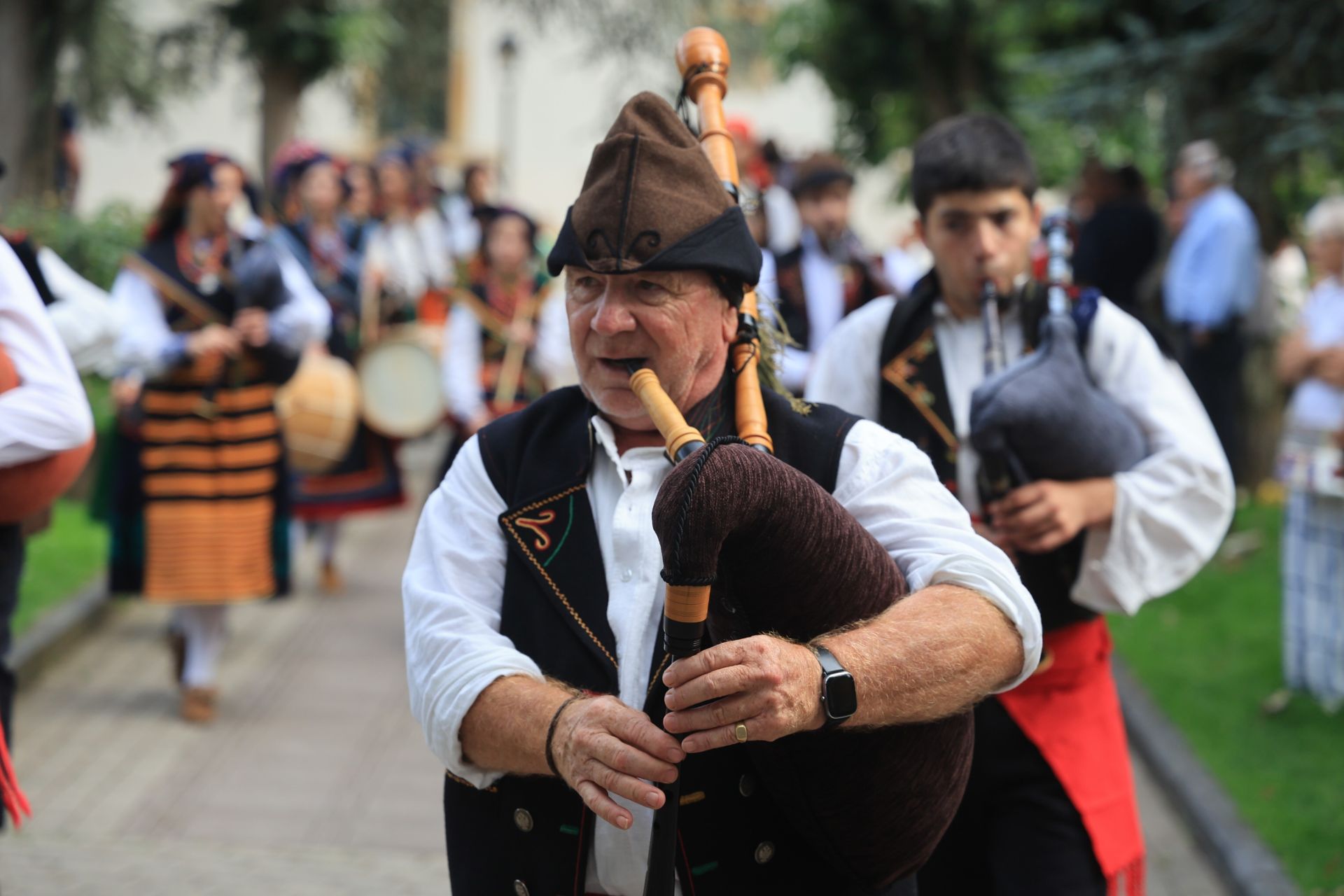 Danzas que entrelazan culturas en La Pola