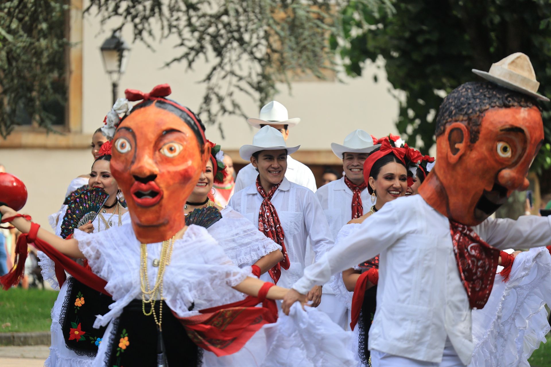 Danzas que entrelazan culturas en La Pola