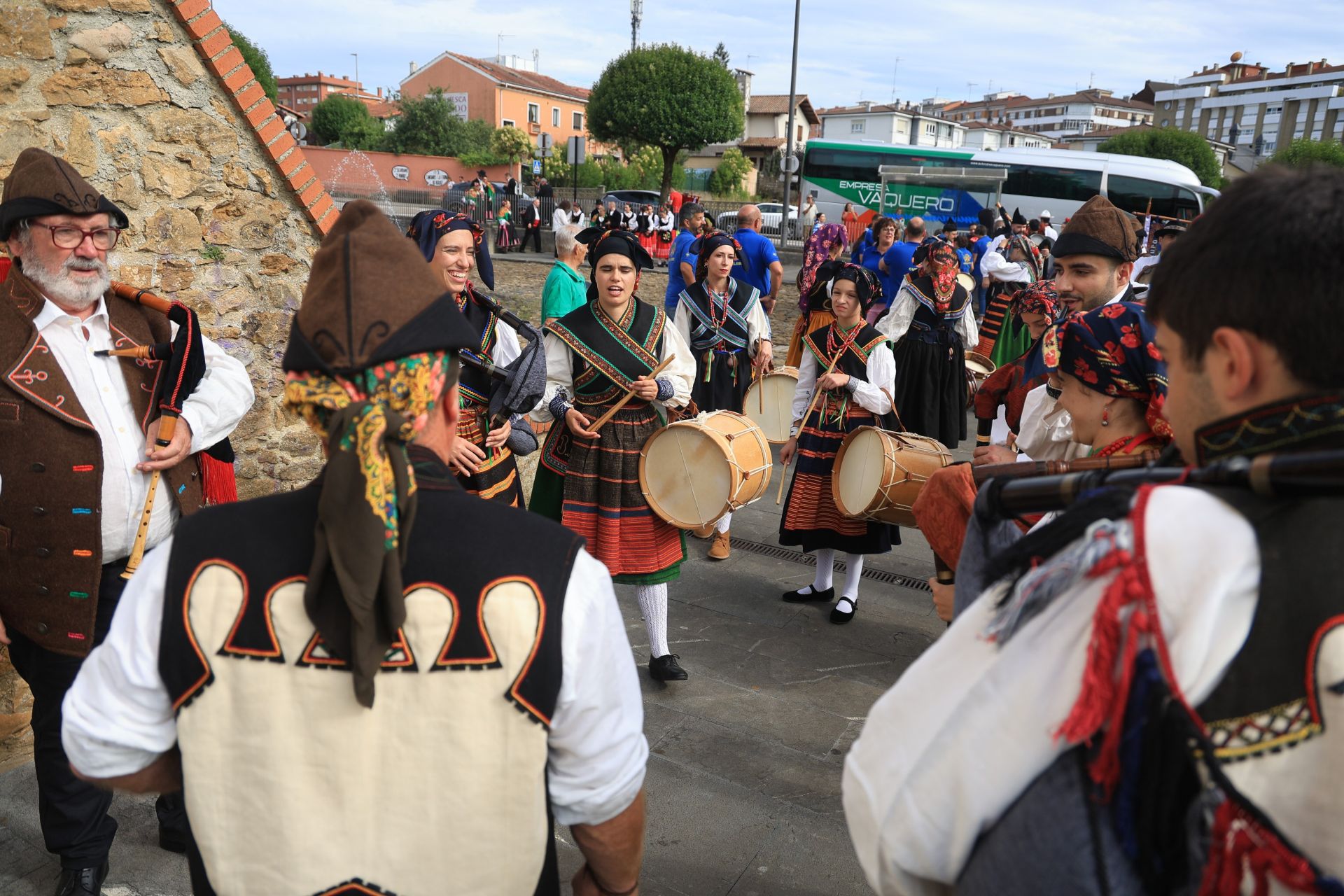 Danzas que entrelazan culturas en La Pola