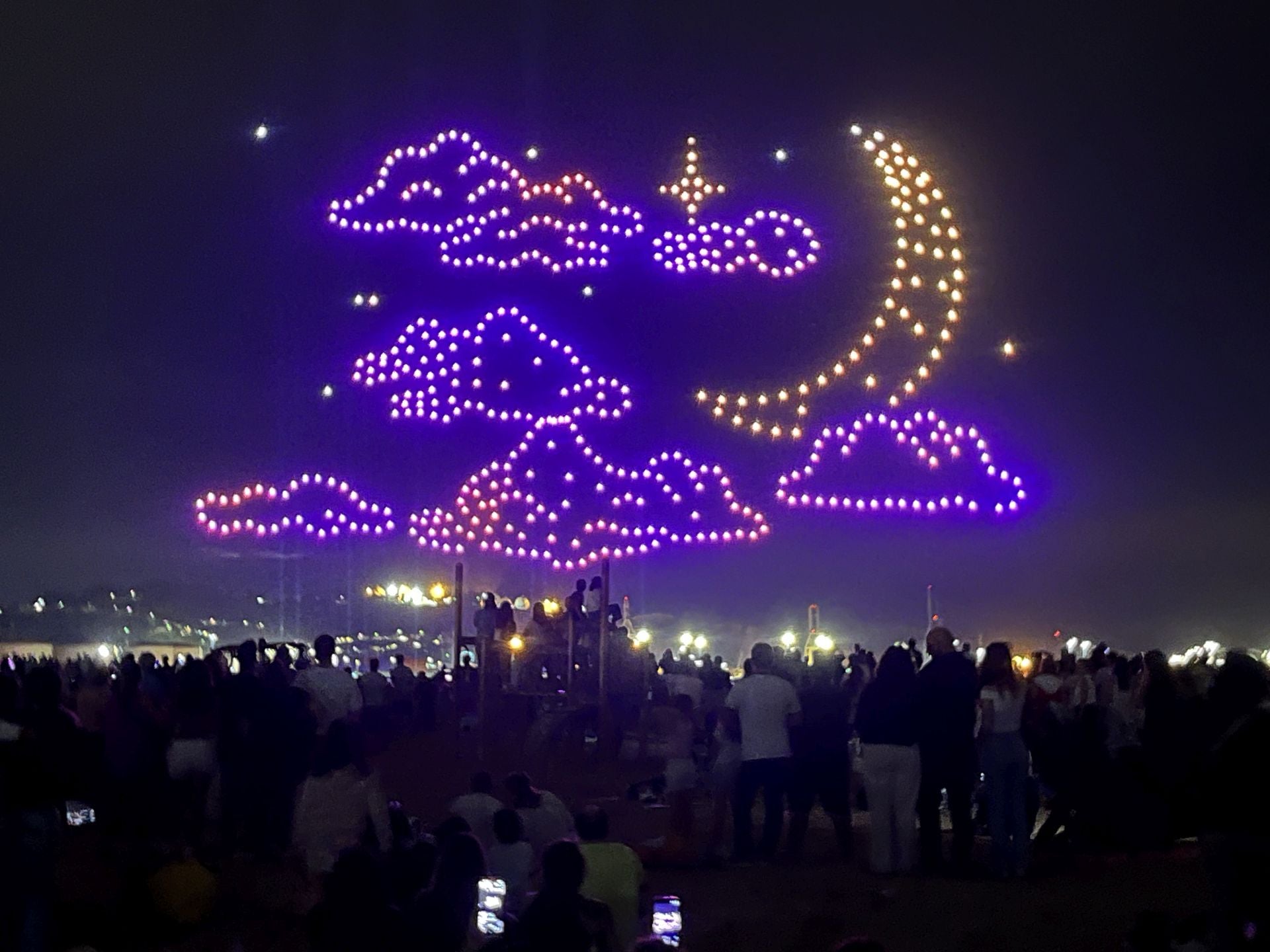 El show de los drones de Gijón: las mejores figuras en el cielo nocturno