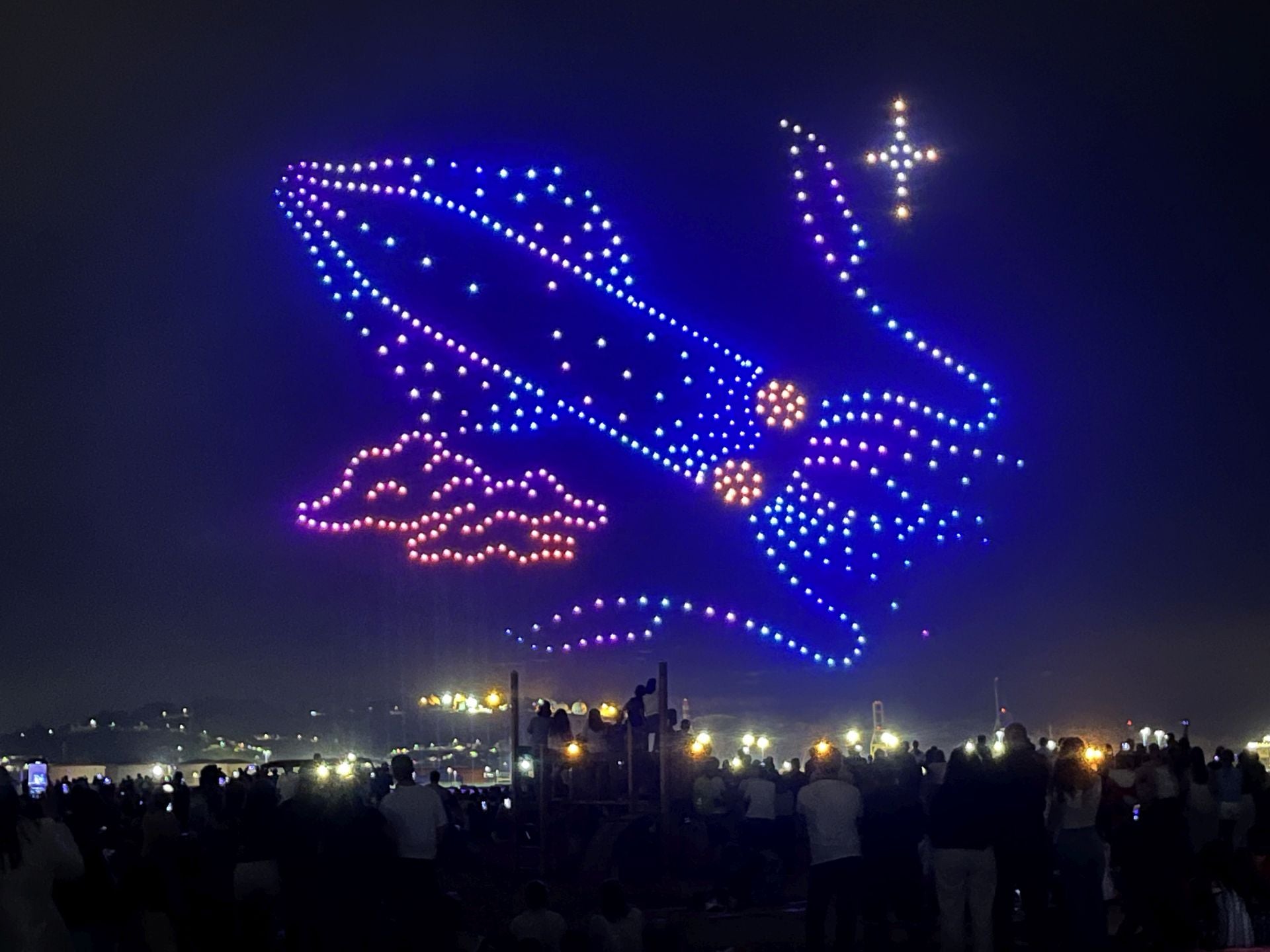 El show de los drones de Gijón: las mejores figuras en el cielo nocturno
