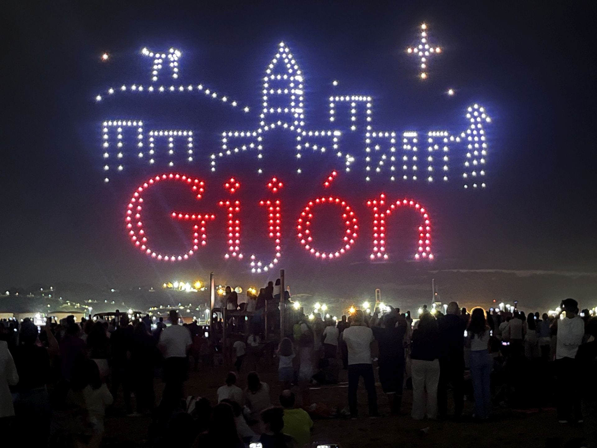 El show de los drones de Gijón: las mejores figuras en el cielo nocturno
