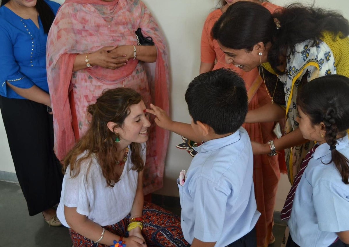 Imagen secundaria 1 - Diferentes momento de Elisa Costales: el día que se colegió como abogada; en India; y recientemente, tras asumir la presidencia del Club Rotary de Oviedo.
