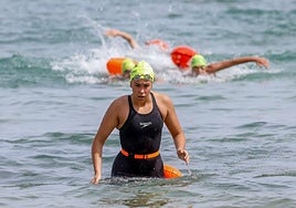 María González sale la primera del agua con Óscar Rodríguez y Marcos González detrás.