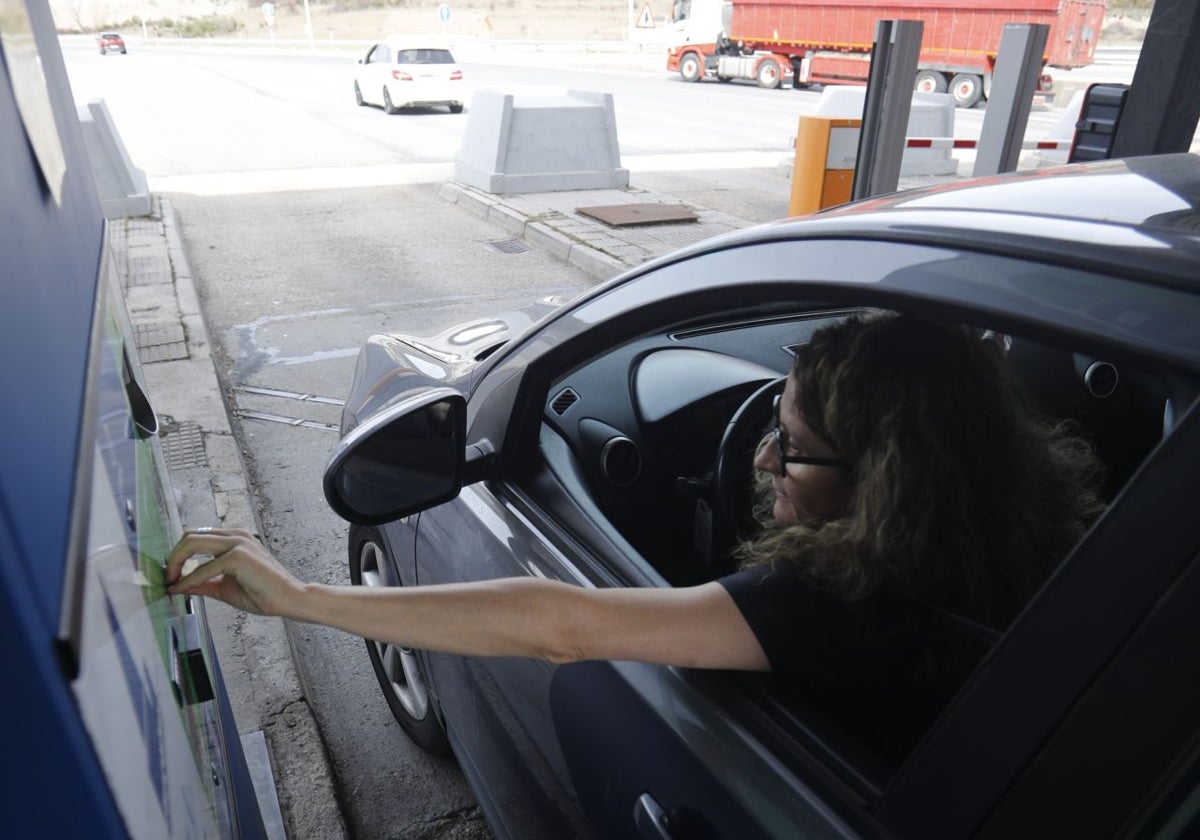 Conductora pasando por las cabinas de peaje de Aucalsa.