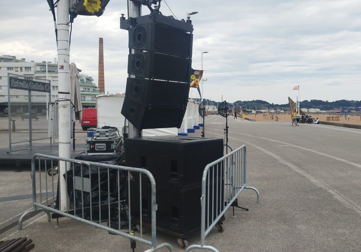 Una de las torres de sonido instaladas a lo largo del paseo marítimo de Poniente.
