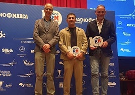 Diego Baeza y Gerardo González, a la derecha, junto al concejal de Deportes, Juan Carlos Guerrero, en la entrega de los Premios Radio Marca.