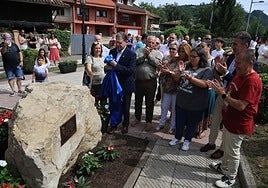 El alcalde de Oviedo descubre la placa conmemorativa de los 55 años del galardón al pueblo.