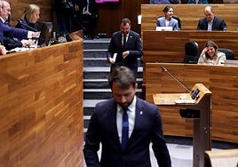 El presidente del PP de Asturias, Álvaro Queipo, deja el atril de la Junta General, con el presidente del Principado, Adrián Barbón, detrás.