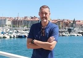 Sergio Sánchez, en el paseo de Poniente y con el Puerto Deportivo de Gijón de fondo.