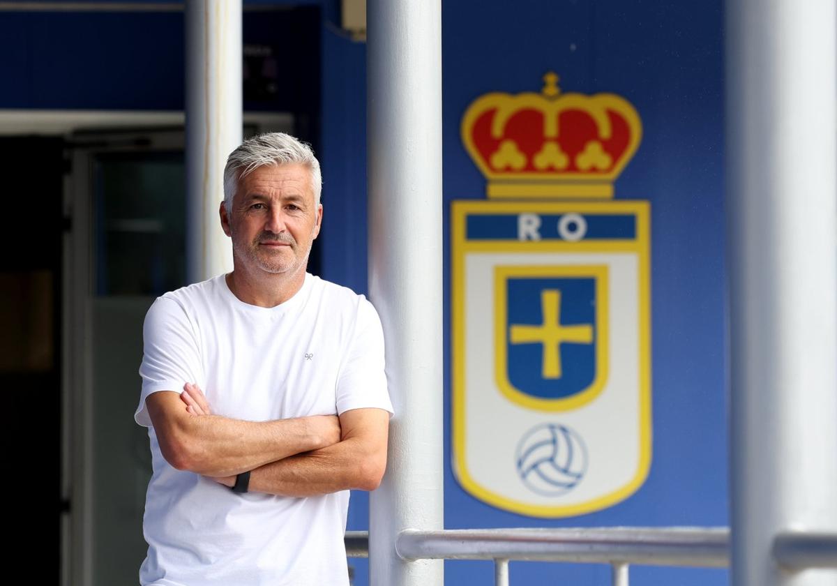 Roberto Suárez, director deportivo del Real Oviedo, posa en las instalaciones de El Requexón en un receso del intenso trabajo que tiene en pleno periodo de fichajes.