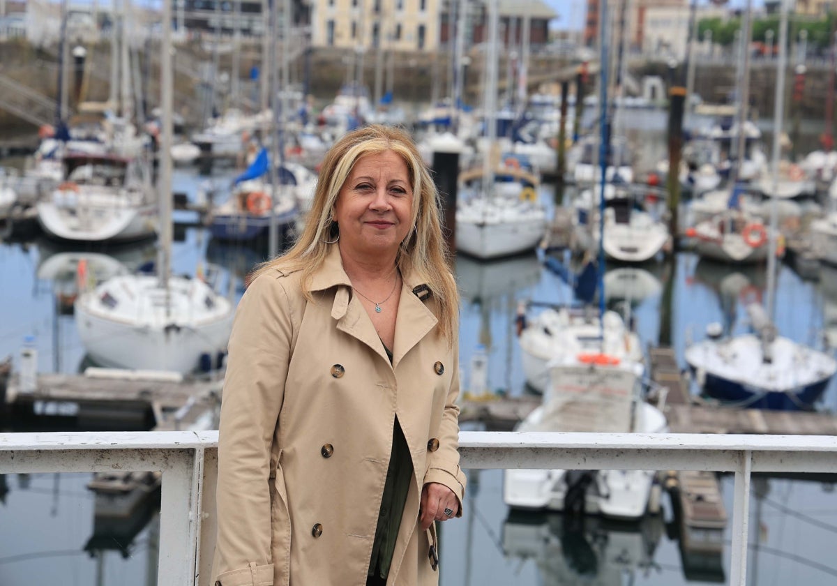 Eugenia Téllez, apoyada en el Puerto Deportivo de Gijón.
