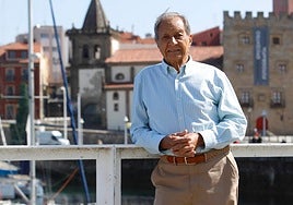 Manuel Meana posa en el Muelle gijonés.