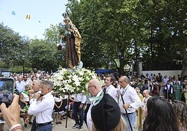 Momento de la procesión en la parroquia de Somió.